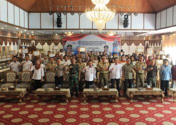 Danrem 042/Gapu Brigjen TNI Heri Purwanto, S.E., M.Sc. bersama Gubernur Jambi Dr. H. Al Haris, S.Sos., M.H. berfoto bersama para penerima Penghargaan Keselamatan dan Kesehatan Kerja (K3) tingkat Provinsi Jambi di Auditorium Rumah Dinas Gubernur Jambi, Rabu (10/12/2025). (Dok.Nahar)