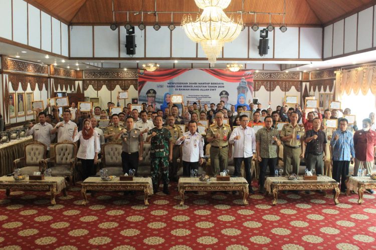 Danrem 042/Gapu Brigjen TNI Heri Purwanto, S.E., M.Sc. bersama Gubernur Jambi Dr. H. Al Haris, S.Sos., M.H. berfoto bersama para penerima Penghargaan Keselamatan dan Kesehatan Kerja (K3) tingkat Provinsi Jambi di Auditorium Rumah Dinas Gubernur Jambi, Rabu (10/12/2025). (Dok.Nahar)