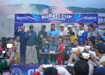 Para pemain Binhar Tebat Ijuk menerima trofi juara Bupati Kerinci Cup 2025 pada acara penutupan turnamen di Lapangan Sigegar Bumi, Siulak Panjang (Dok,. Deko).