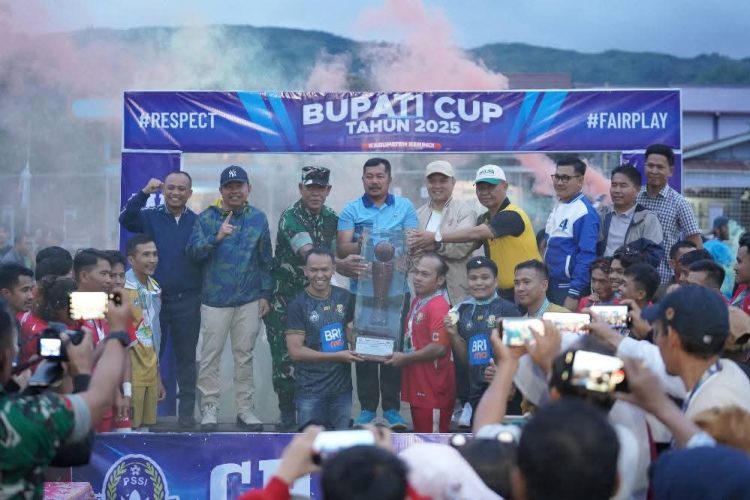Para pemain Binhar Tebat Ijuk menerima trofi juara Bupati Kerinci Cup 2025 pada acara penutupan turnamen di Lapangan Sigegar Bumi, Siulak Panjang (Dok,. Deko).
