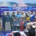 Para pemain Binhar Tebat Ijuk menerima trofi juara Bupati Kerinci Cup 2025 pada acara penutupan turnamen di Lapangan Sigegar Bumi, Siulak Panjang (Dok,. Deko).
