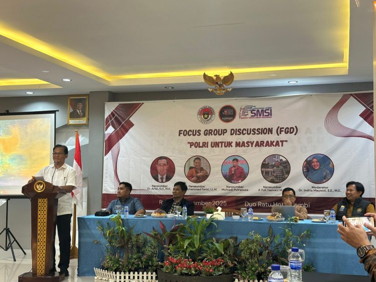 Wadir Intelkam Polda Jambi AKBP S. Bagus Santoso membuka Focus Group Discussion bertema “Polri untuk Masyarakat” di Hotel Ratu Duo, Kota Jambi. (Dok. Nahar)