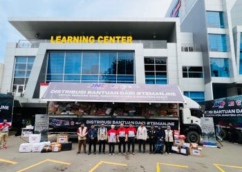 Jajaran manajemen JNE bersama perwakilan lembaga kemanusiaan melepas armada distribusi bantuan lebih dari 500 ton logistik dari gerakan #TemanJNE untuk korban bencana di Aceh, Sumatera Utara, dan Sumatera Barat, di Sales Counter Tomang 9, Jakarta Barat, Rabu (10/12/2025). (Dok. Humas JNE)