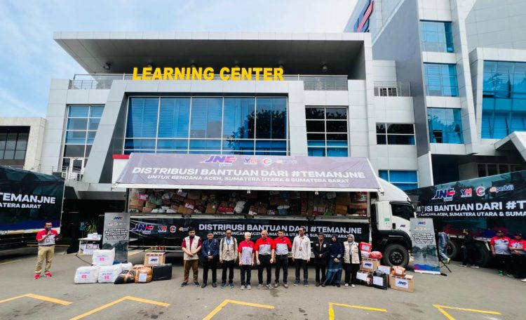 Jajaran manajemen JNE bersama perwakilan lembaga kemanusiaan melepas armada distribusi bantuan lebih dari 500 ton logistik dari gerakan #TemanJNE untuk korban bencana di Aceh, Sumatera Utara, dan Sumatera Barat, di Sales Counter Tomang 9, Jakarta Barat, Rabu (10/12/2025). (Dok. Humas JNE)
