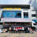 Jajaran manajemen JNE bersama perwakilan lembaga kemanusiaan melepas armada distribusi bantuan lebih dari 500 ton logistik dari gerakan #TemanJNE untuk korban bencana di Aceh, Sumatera Utara, dan Sumatera Barat, di Sales Counter Tomang 9, Jakarta Barat, Rabu (10/12/2025). (Dok. Humas JNE)