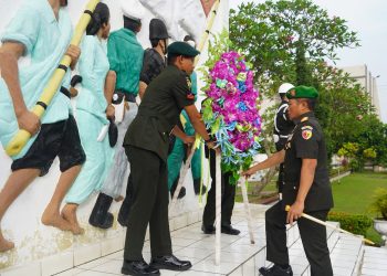 Danrem 042/Gapu Brigjen TNI Heri Purwanto memimpin upacara Ziarah Rombongan dalam rangka Hari Juang TNI AD ke-80 di TMP Satria Bhakti, Kota Jambi. (Dok. Nahar)