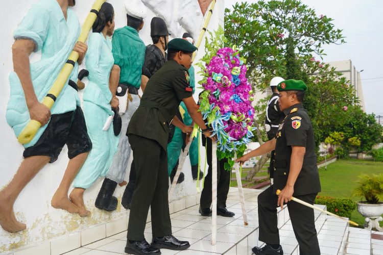 Danrem 042/Gapu Brigjen TNI Heri Purwanto memimpin upacara Ziarah Rombongan dalam rangka Hari Juang TNI AD ke-80 di TMP Satria Bhakti, Kota Jambi. (Dok. Nahar)