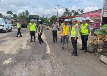 Personel Ditlantas Polda Jambi bersama BPJN meninjau kondisi Jalan Lintas Sumatera di wilayah Batanghari–Sarolangun untuk memetakan titik rawan kecelakaan, longsor, dan kemacetan menjelang Operasi Lilin 2025. (Dok. Nahar)