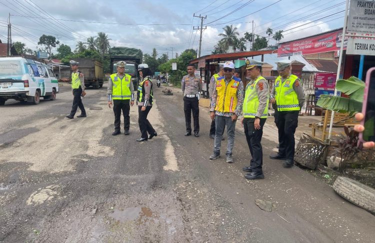 Personel Ditlantas Polda Jambi bersama BPJN meninjau kondisi Jalan Lintas Sumatera di wilayah Batanghari–Sarolangun untuk memetakan titik rawan kecelakaan, longsor, dan kemacetan menjelang Operasi Lilin 2025. (Dok. Nahar)