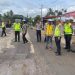 Personel Ditlantas Polda Jambi bersama BPJN meninjau kondisi Jalan Lintas Sumatera di wilayah Batanghari–Sarolangun untuk memetakan titik rawan kecelakaan, longsor, dan kemacetan menjelang Operasi Lilin 2025. (Dok. Nahar)
