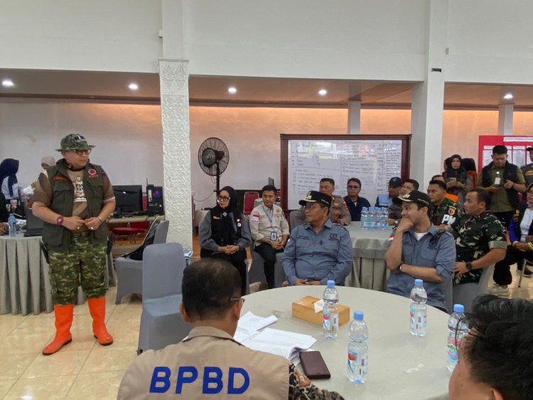 Wali Kota Jambi Maulana bersama jajaran BPBD dan unsur Forkopimda mengikuti koordinasi penanganan bencana di posko utama Kota Padang, usai memastikan bantuan kemanusiaan dari Jambi tiba dan mulai disalurkan. (Dok. Rixal)