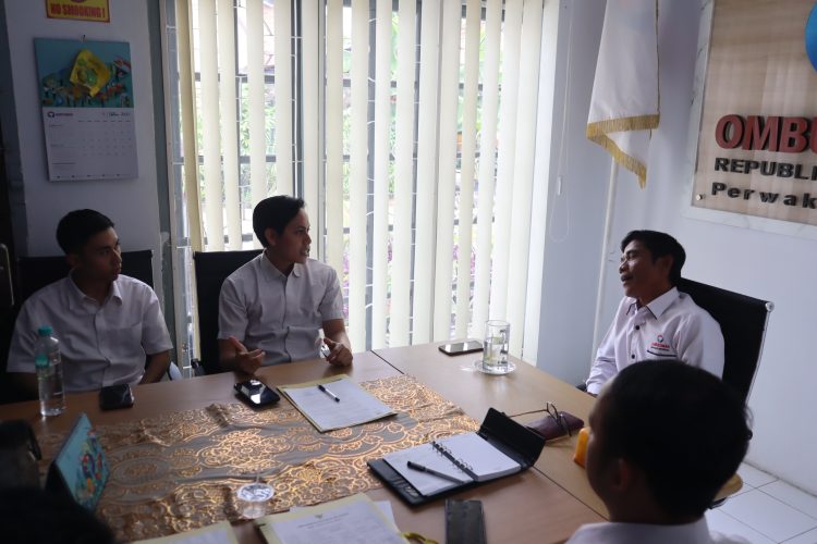 Petugas Ombudsman RI Perwakilan Jambi melakukan pemeriksaan inisiatif terkait dugaan maladministrasi layanan adminduk di Kecamatan Renah Mendaluh, Kabupaten Tanjung Jabung Barat. (Dok. Humas)