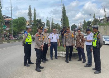 Petugas Ditlantas Polda Jambi, Polres Merangin, dan Pemkab Merangin meninjau sejumlah titik rawan kemacetan dan kecelakaan di sepanjang Jalinsum Merangin dalam rangka perencanaan rekayasa lalu lintas. (Dok. Humas)