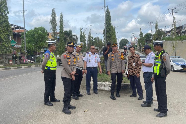 Petugas Ditlantas Polda Jambi, Polres Merangin, dan Pemkab Merangin meninjau sejumlah titik rawan kemacetan dan kecelakaan di sepanjang Jalinsum Merangin dalam rangka perencanaan rekayasa lalu lintas. (Dok. Humas)