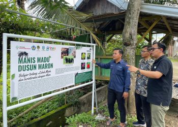 Perwakilan Yayasan AHM bersama tim mahasiswa melihat papan informasi edukasi lebah di Dusun Maron, Madiun, sebagai bagian dari implementasi program Pemberdayaan Petani Madu dalam Astra Honda SDGs Future Leaders 2025. (Dok. Sinsen)
