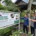 Perwakilan Yayasan AHM bersama tim mahasiswa melihat papan informasi edukasi lebah di Dusun Maron, Madiun, sebagai bagian dari implementasi program Pemberdayaan Petani Madu dalam Astra Honda SDGs Future Leaders 2025. (Dok. Sinsen)