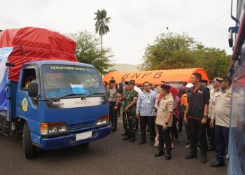 Pejabat Pemprov Jambi, TNI, Polri, dan BPBD melepas keberangkatan truk bantuan kemanusiaan menuju Aceh, Sumatera Utara, dan Sumatera Barat, di Posko Udara BPBD Ex VIP Bandara Lama, Jambi, Kamis (11/12/2025). (Dok. Nahar)