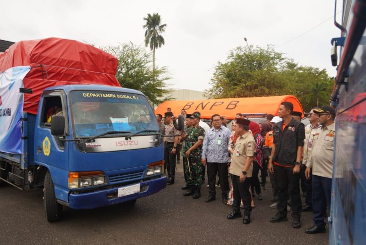 Pejabat Pemprov Jambi, TNI, Polri, dan BPBD melepas keberangkatan truk bantuan kemanusiaan menuju Aceh, Sumatera Utara, dan Sumatera Barat, di Posko Udara BPBD Ex VIP Bandara Lama, Jambi, Kamis (11/12/2025). (Dok. Nahar)