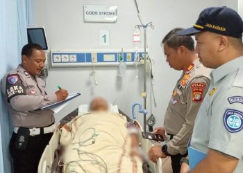 Petugas kepolisian dan Jasa Raharja mendata korban kecelakaan di ruang perawatan RSUD, setelah insiden minibus yang menabrak siswa dan guru di SDN Kalibaru 01 Pagi, Cilincing, Jakarta Utara, Kamis (11/12/2025). (Dok. Humas JR)