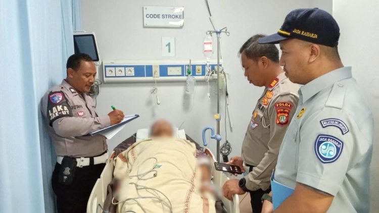 Petugas kepolisian dan Jasa Raharja mendata korban kecelakaan di ruang perawatan RSUD, setelah insiden minibus yang menabrak siswa dan guru di SDN Kalibaru 01 Pagi, Cilincing, Jakarta Utara, Kamis (11/12/2025). (Dok. Humas JR)
