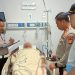 Petugas kepolisian dan Jasa Raharja mendata korban kecelakaan di ruang perawatan RSUD, setelah insiden minibus yang menabrak siswa dan guru di SDN Kalibaru 01 Pagi, Cilincing, Jakarta Utara, Kamis (11/12/2025). (Dok. Humas JR)