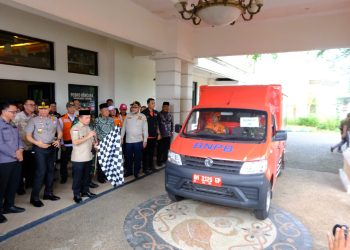 Gubernur Jambi Al Haris melepas armada bantuan kemanusiaan untuk korban bencana di Aceh, Sumut, dan Sumbar dari Posko Bencana Provinsi Jambi, Kamis (11/12/2025). (Dok. Daus)