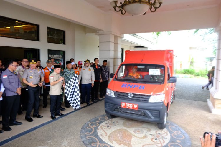 Gubernur Jambi Al Haris melepas armada bantuan kemanusiaan untuk korban bencana di Aceh, Sumut, dan Sumbar dari Posko Bencana Provinsi Jambi, Kamis (11/12/2025). (Dok. Daus)