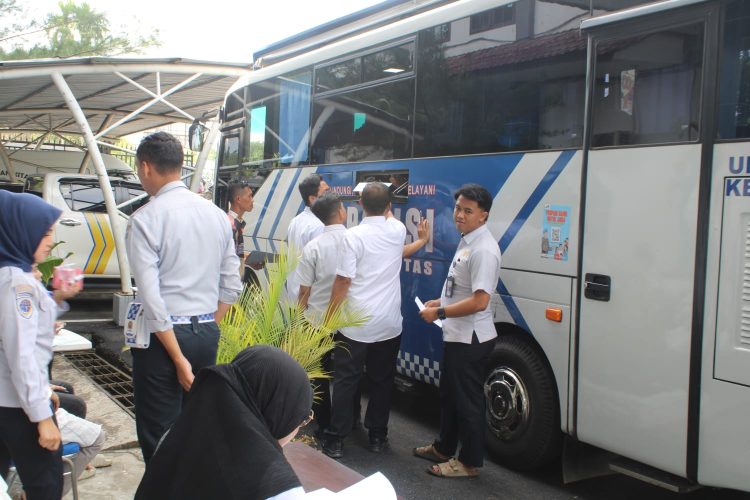 Petugas dan masyarakat memanfaatkan layanan SIM Keliling yang beroperasi di Terminal Tipe A Alam Barajo, Kota Jambi (Dok. Nahar)
