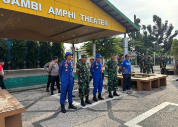 Dirpolairud Polda Jambi bersama jajaran TNI dan personel gabungan mengikuti apel kesiapan Karya Bakti dalam rangka Hari Juang TNI AD 2025 di kawasan Jambi Amphi Theater, Jumat (12/12/2025). (Dok. Nahar)