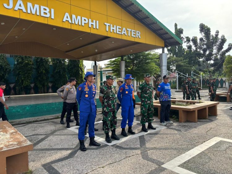Dirpolairud Polda Jambi bersama jajaran TNI dan personel gabungan mengikuti apel kesiapan Karya Bakti dalam rangka Hari Juang TNI AD 2025 di kawasan Jambi Amphi Theater, Jumat (12/12/2025). (Dok. Nahar)