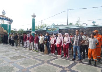 Peserta Karya Bakti dari TNI, Polri, pelajar, dan masyarakat mengikuti apel sebelum kegiatan bersih-bersih bantaran Sungai Batanghari di kawasan Gentala Arasy, Jambi, Jumat (12/12/2025). (Dok. Nahar)