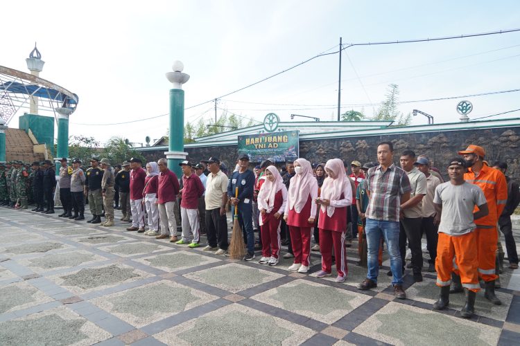 Peserta Karya Bakti dari TNI, Polri, pelajar, dan masyarakat mengikuti apel sebelum kegiatan bersih-bersih bantaran Sungai Batanghari di kawasan Gentala Arasy, Jambi, Jumat (12/12/2025). (Dok. Nahar)