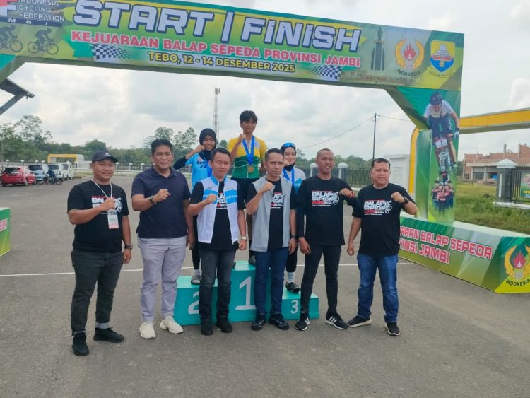 Ketua Pengprov ISSI Jambi bersama panitia dan para atlet berpose usai pembukaan Kejurprov Balap Sepeda Jambi 2025 di Kabupaten Tebo, Jumat (12/12/2025). (Dok, Daus)