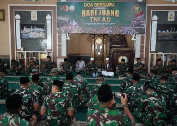 Prajurit Korem 042/Gapu mengikuti doa bersama di Masjid At-Taqwa dalam rangka peringatan Hari Juang TNI AD ke-80, Jumat (12/12/2025). (Dok. Nahar)