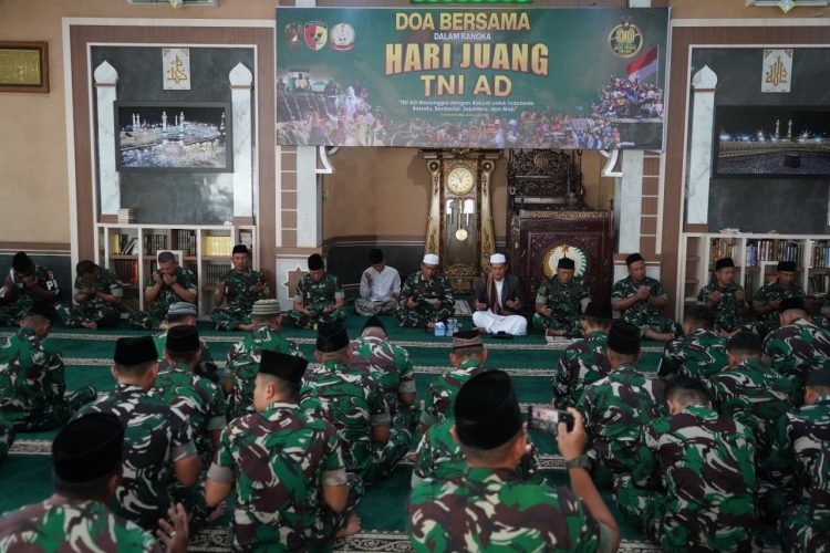 Prajurit Korem 042/Gapu mengikuti doa bersama di Masjid At-Taqwa dalam rangka peringatan Hari Juang TNI AD ke-80, Jumat (12/12/2025). (Dok. Nahar)