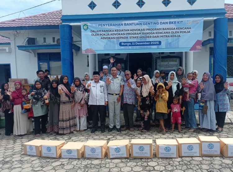 Wakil Bupati Bungo bersama jajaran Jasa Raharja, BKKBN, dan penerima manfaat berfoto seusai penyerahan paket nutrisi Program GENTING untuk pencegahan stunting di Kabupaten Bungo, Kamis (11/12/2025). (Dok. Humas)