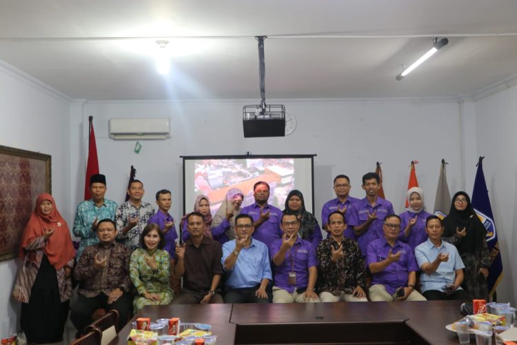 Pengurus IKA Universitas Nurdin Hamzah bersama Ketua BPH Ferdy, S.H., dosen, dan staf kampus berfoto bersama usai pertemuan sinergi di Kampus UNH, kawasan Sipin, Kota Jambi, Kamis (11/12/2025). (Dok. Daus)