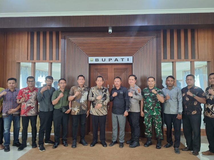 Bupati Muaro Jambi Bambang Bayu Suseno bersama AKBP Ade Candra dan jajaran Forkopimda foto bersama usai mediasi perdamaian antara warga Desa Gedong Karya terkait insiden pembakaran pompong, Jumat (12/12/2025). (Dok. Nahar)