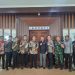 Bupati Muaro Jambi Bambang Bayu Suseno bersama AKBP Ade Candra dan jajaran Forkopimda foto bersama usai mediasi perdamaian antara warga Desa Gedong Karya terkait insiden pembakaran pompong, Jumat (12/12/2025). (Dok. Nahar)