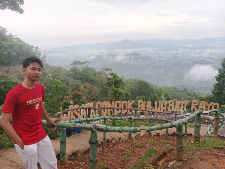 Nasrul Choonan Rahsatya (15), siswa MTs Pondok Pesantren Darul Arifin Jambi, berfoto di kawasan wisata Bukit Raya, Kabupaten Jambi. (Dok. Nasrul Choonan Rahsatya)