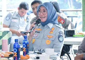 Plt. Direktur Utama Jasa Raharja, Dewi Aryani Suzana, menyampaikan dukungan dalam survei kesiapan Operasi Lilin 2025 di Puncak, Bogor, Kamis (11/12/2025). (Dok. Humas JR)