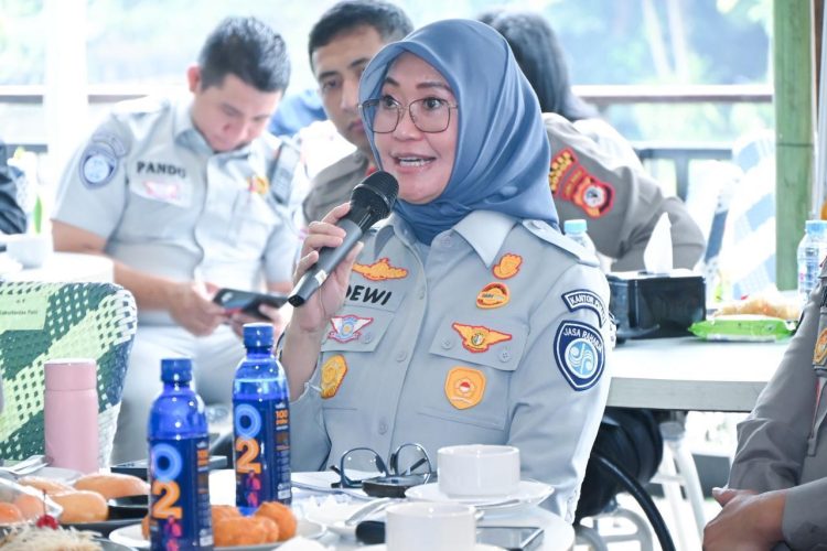 Plt. Direktur Utama Jasa Raharja, Dewi Aryani Suzana, menyampaikan dukungan dalam survei kesiapan Operasi Lilin 2025 di Puncak, Bogor, Kamis (11/12/2025). (Dok. Humas JR)