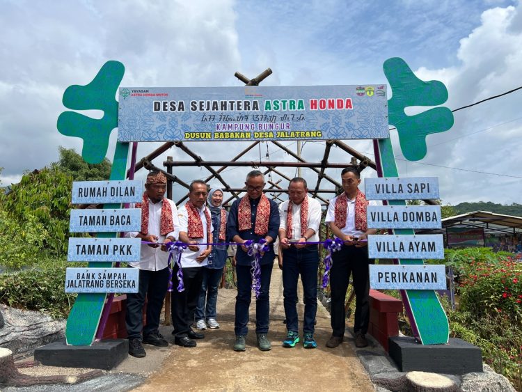 Ketua Yayasan Astra Honda Motor (Yayasan AHM) Ahmad Muhibbuddin bersama jajaran dan perangkat Desa Jalatrang meresmikan Program Desa Sejahtera Astra Honda di Dusun Babakan, Desa Jalatrang, Kabupaten Ciamis, Jawa Barat, Selasa (10/12/2025). (Dok. Sinsen)