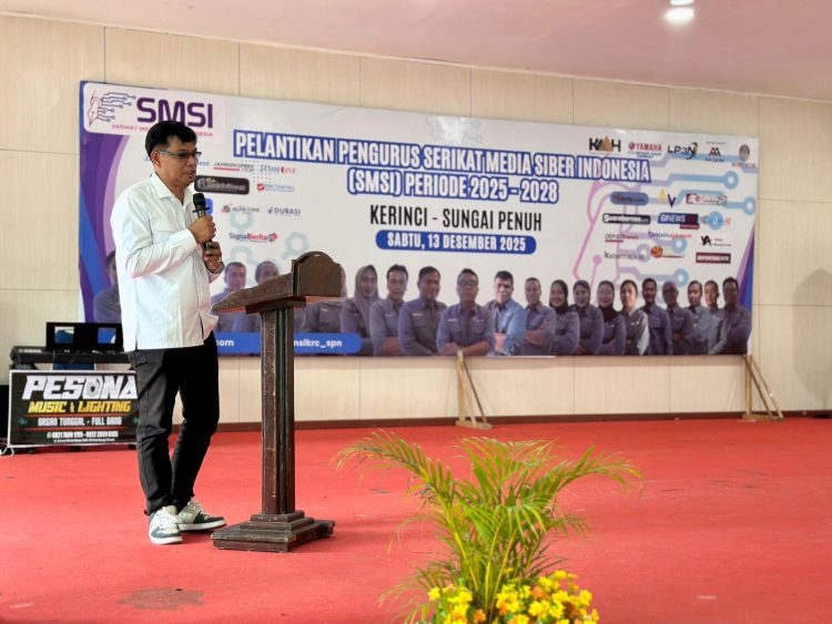 Ketua SMSI Provinsi Jambi Muhtadi Putra Nusa memberikan sambutan usai melantik Pengurus SMSI Kabupaten Kerinci–Kota Sungai Penuh Periode 2025–2028 di Gedung Nasional Kota Sungai Penuh, Sabtu (13/12/2025). (Dok. SMSI)