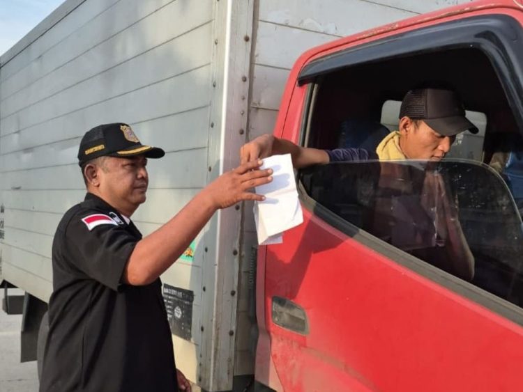 Petugas BPTD Kelas II Jambi memeriksa kelengkapan administrasi kendaraan angkutan barang dalam kegiatan penertiban over dimensi dan over loading (ODOL) di Jalan Nasional Muaro Jambi–Jambi, Sungai Alai (Dok. Irwan)