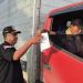 Petugas BPTD Kelas II Jambi memeriksa kelengkapan administrasi kendaraan angkutan barang dalam kegiatan penertiban over dimensi dan over loading (ODOL) di Jalan Nasional Muaro Jambi–Jambi, Sungai Alai (Dok. Irwan)