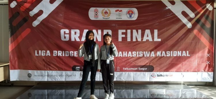 Dua atlet bridge usia dini asal Provinsi Jambi, Rachell Ameera Saffa dan Safitri Aulia Sari, berpose usai memastikan lolos ke Grand Final Liga Bridge Siswa Nasional 2025 yang digelar di Telkomsat, Bogor, 12–14 Desember 2025. (Dok. Taufik)