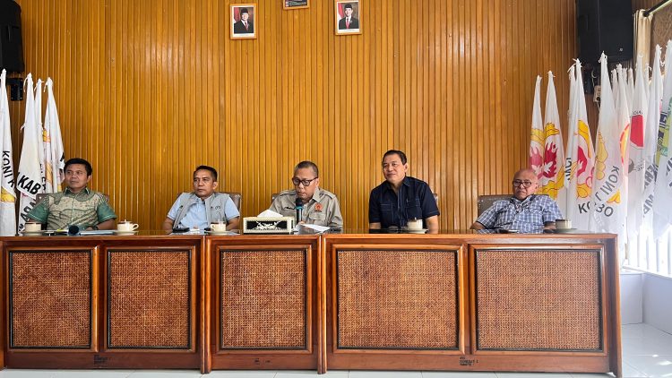 Pengurus KONI Provinsi Jambi bersama perwakilan cabang olahraga mengikuti rapat persiapan menjelang pelaksanaan Rakerprov KONI Jambi 2025 yang akan digelar di Kota Jambi, 15–16 Desember 2025. (Dok. Daus)