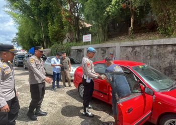 Petugas kepolisian memeriksa kendaraan roda empat saat penertiban dugaan penyalahgunaan BBM bersubsidi di salah satu SPBU di Provinsi Jambi, Minggu (14/12/2025) Dok. Humas)