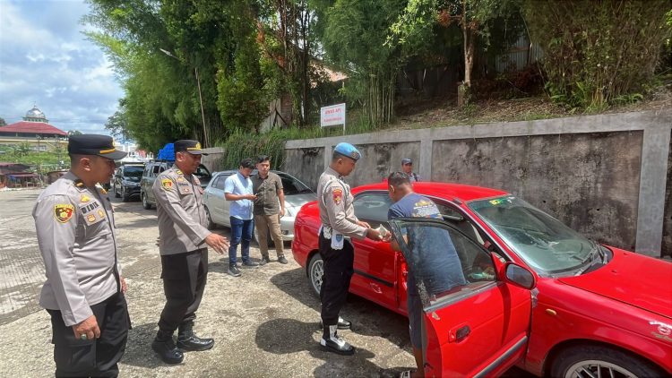 Petugas kepolisian memeriksa kendaraan roda empat saat penertiban dugaan penyalahgunaan BBM bersubsidi di salah satu SPBU di Provinsi Jambi, Minggu (14/12/2025) Dok. Humas)